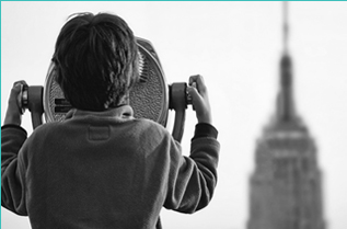 Un niño usando el binocular de fichas